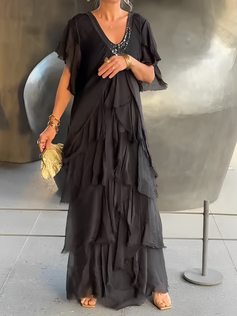 Luna Moda | Zwiewna sukienka maxi z artystycznym akcentem